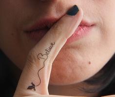 Neues Tattoo Am Finger Seit Donnerstag Farbe Vogel Schrift Neues Tattoo Am Finger Seit Donnerstag Farbe Vogel Schrift