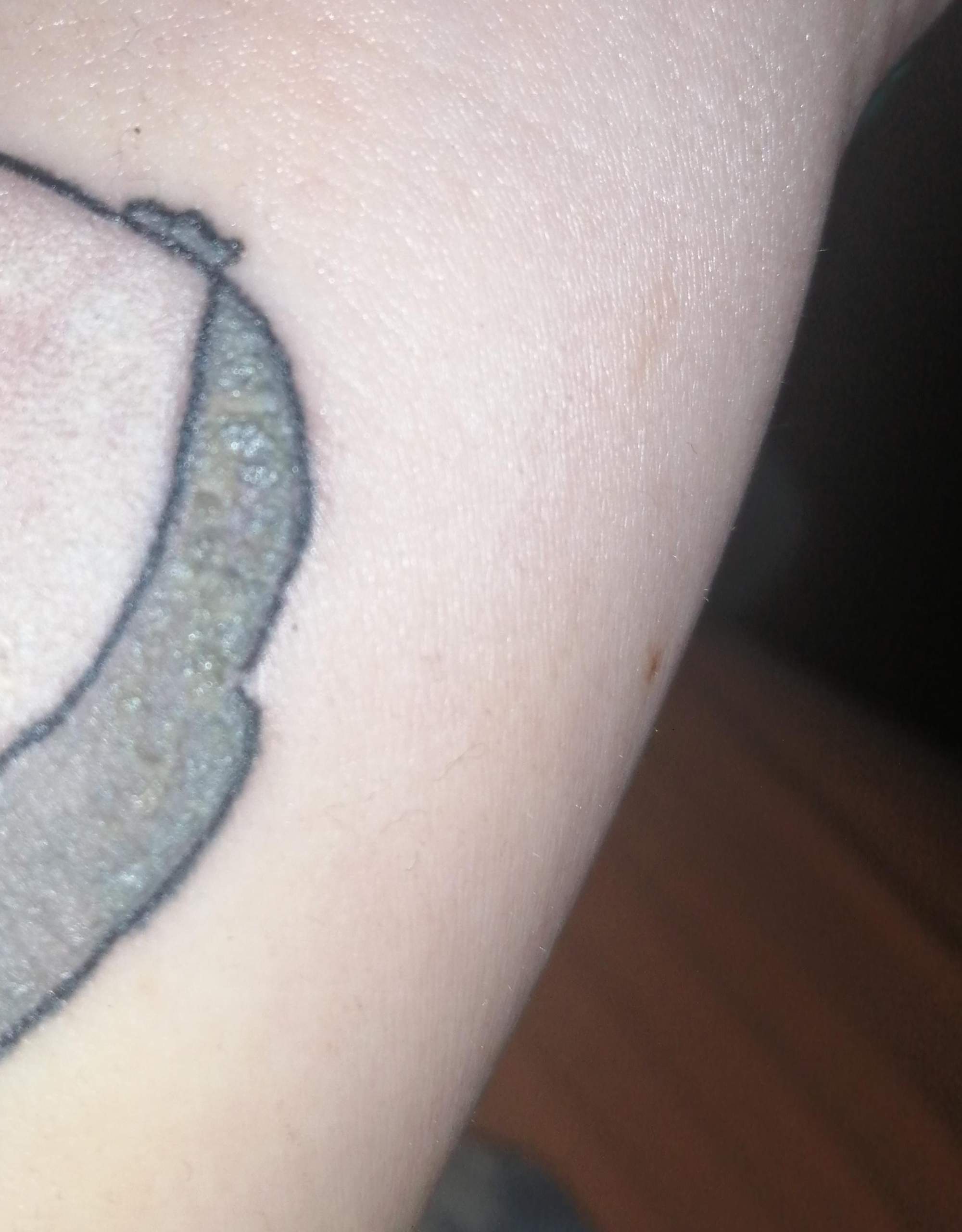 Was Entzieht Dem Tattoo Die Farbe Neues Tattoo ist es normal das es an einer Stelle so aussieht
