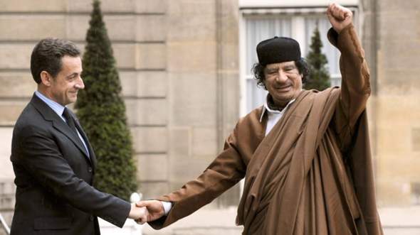 Nicolas Sarkozy, Muammar al-Gaddafi und der Freimaurerhandschlag. Was hat dies zu bedeuten?