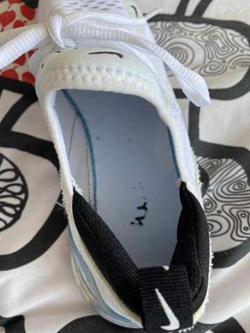 Nike Air Max 270 - Echt oder Gefälscht?, bei mir sind Schuhsohlen drin, ist doch nicht normal und die Farbe ist weg nach einmal tragen, wie ist das bei euch ?