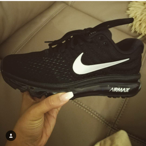 - (Schuhe, Nike, Marke)