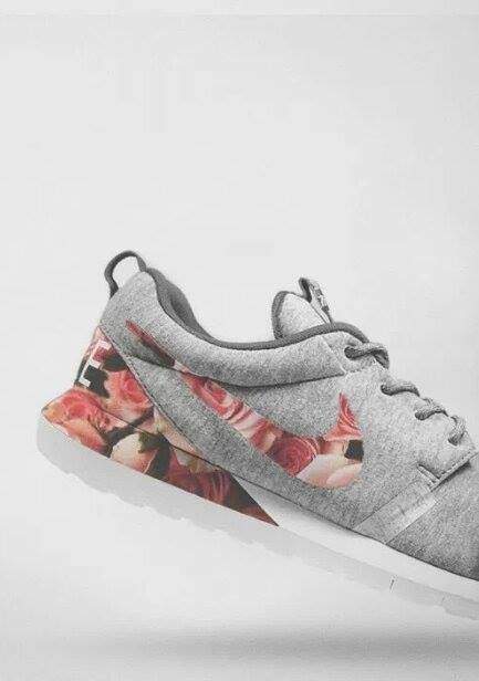 vee Licht troosten Nike Schuhe mit Blumenmuster gesucht! (Sport, Mode, Marke)