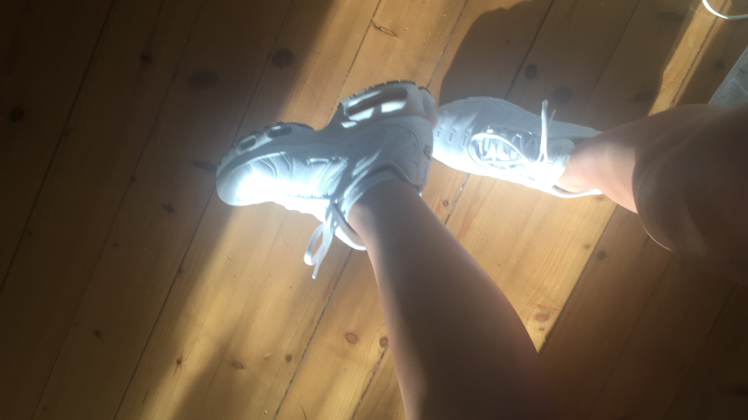 Dreimal Sneakers reinigen Gore Tex Schuhe pflegen & imprägnieren: Das musst Du wissen!