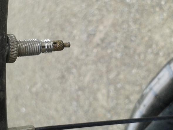 Normales Fahrradventil Kaputt Wie Kann Man Es Auf Eigene Faust Reparieren Freizeit Fahrrad Reifen