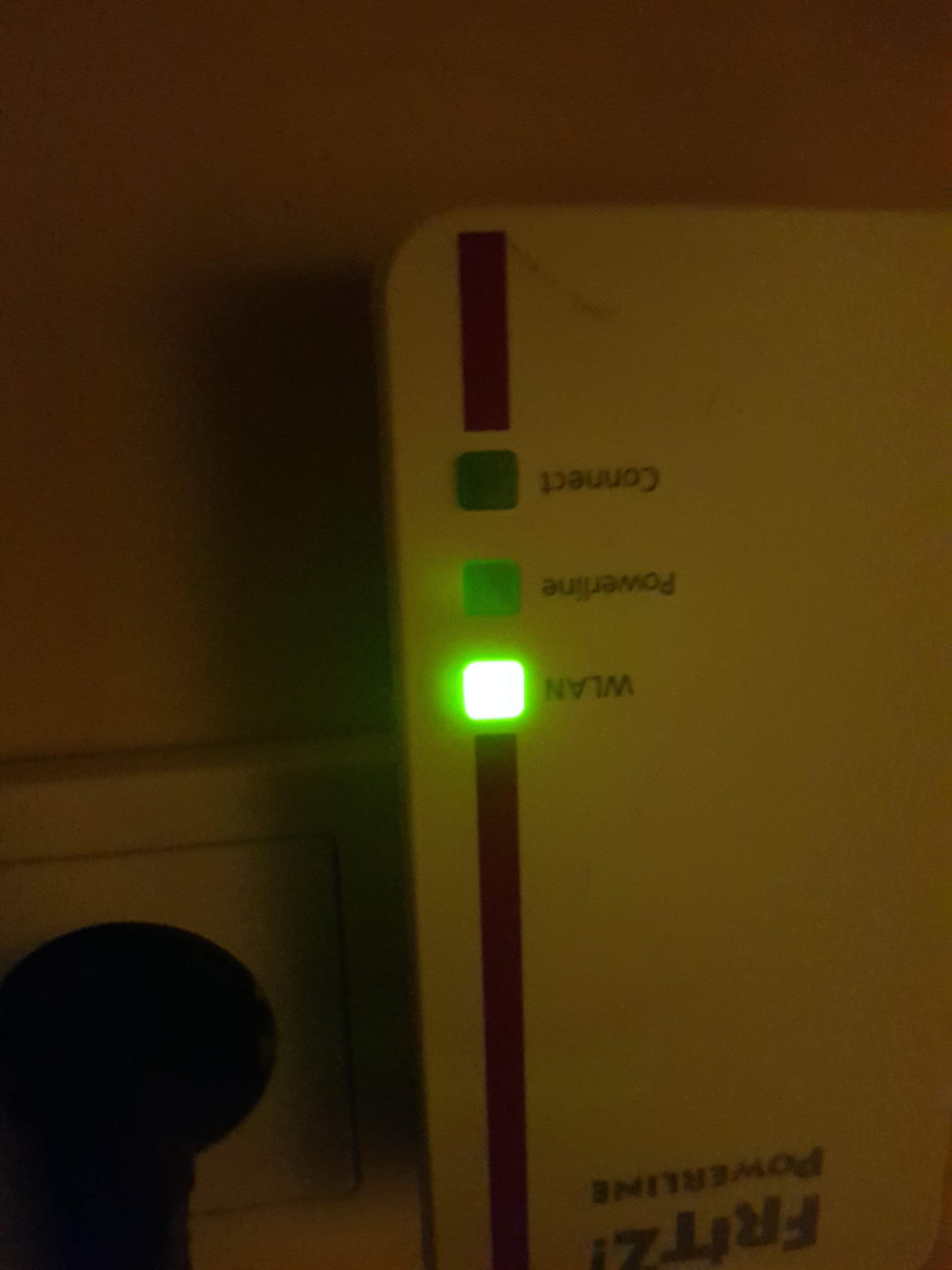 Nur ein Licht leuchtet bei FritzBox powerline 1260e was tun? WLAN, Netzwerk)