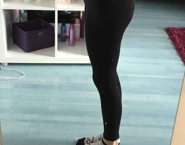 Auf dem Bils seht ihr jetzt meine Beine in einer Leggins - (Körper, Beine, Oberschenkel)