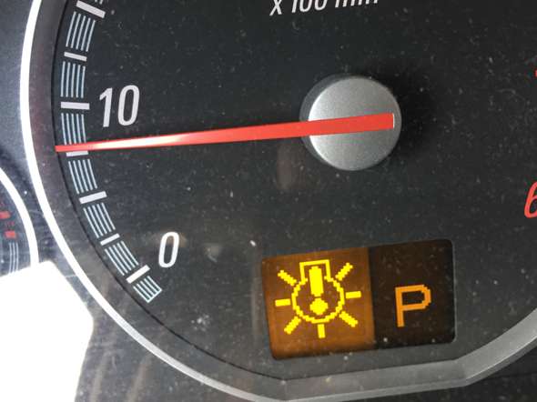 Opel: Was bedeutet Aufblinken dieser Kontrollleuchte (Foto), Ausrufezeichen  in Zahnrad/Glühbirne/Sonne-Ähnlicher Grafik? (Technik, Technologie, Auto)