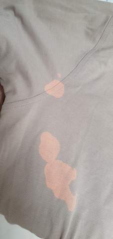 Auf weißer wäsche braune nach waschen flecken dem Flecken auf