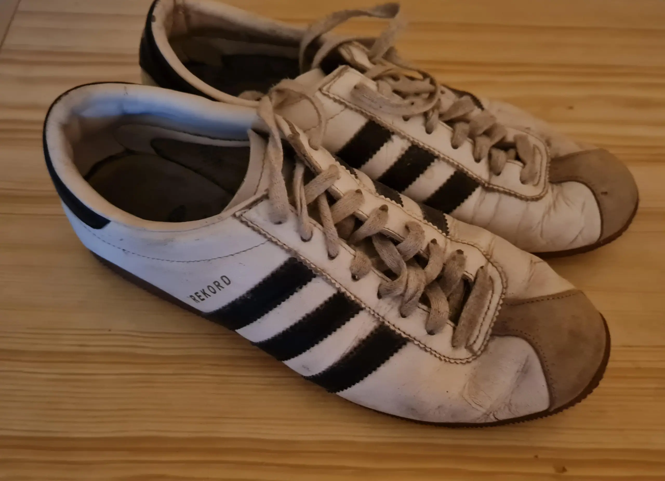 Original Adidas Schuhe aus 80er In und noch tragen oder Out ab in die Tonne Frauen Manner Kleidung