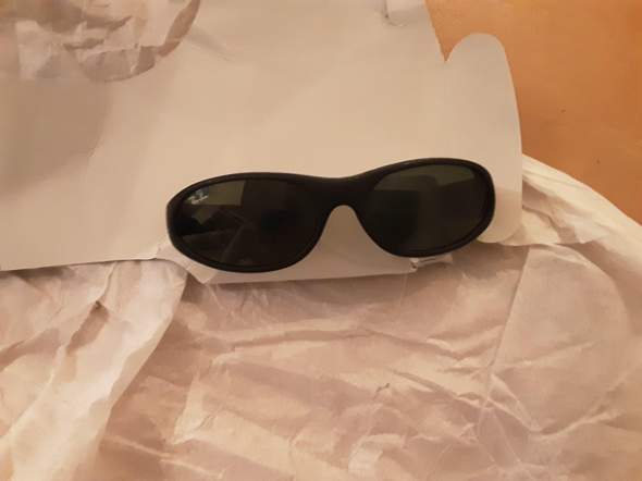 Original Ray Ban Sonnenbrille aus Kunststoff klebt?