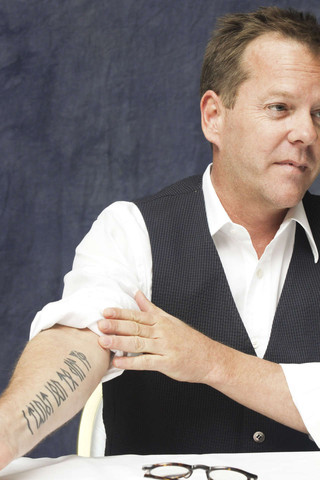Sein Arm (Kiefer Sutherland) - (Recht, Tattoo, Schauspieler)