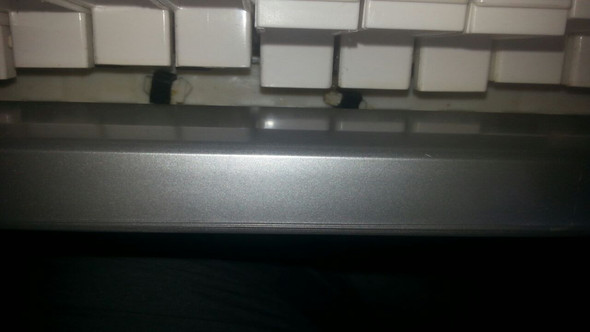 Keine Ahnung ob ihr es erkennen könnt, aber...Die schwarzen Teile darunter! - (Reparatur, Tastatur, Keyboard)