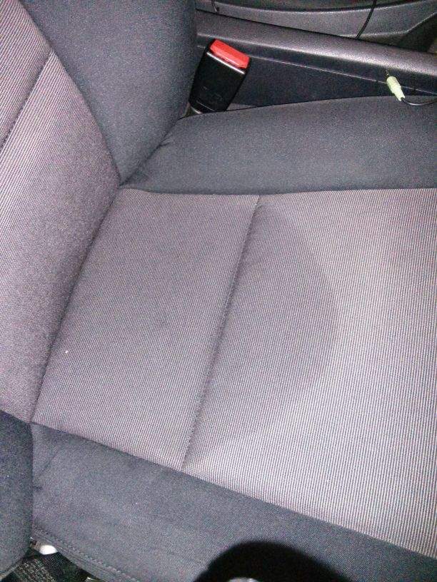 Wasserflecken aus Autositzen entfernen