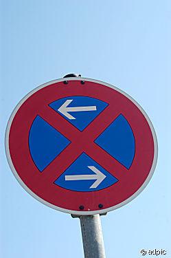 - (Auto, Verkehr, Verkehrschild)