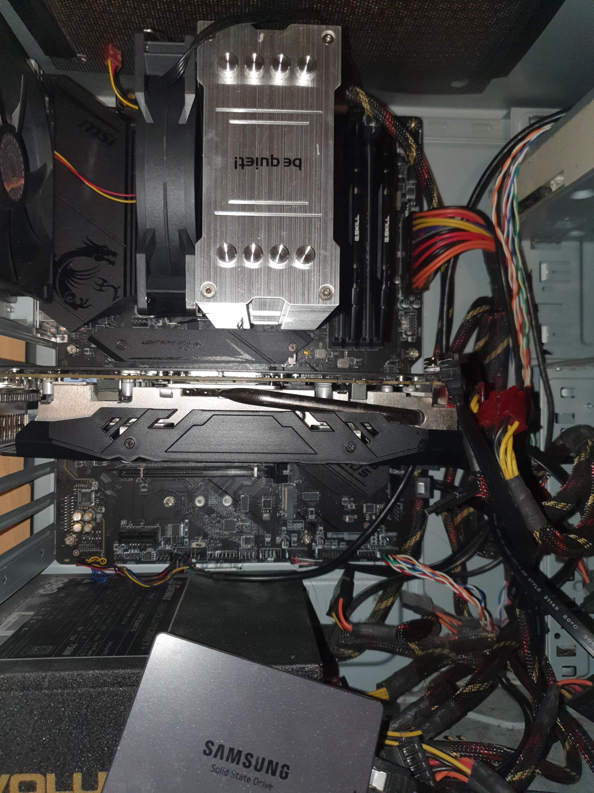 PC Aufbau, schwarzer Bildschirm aber Lichter und CPU Kühler an ...