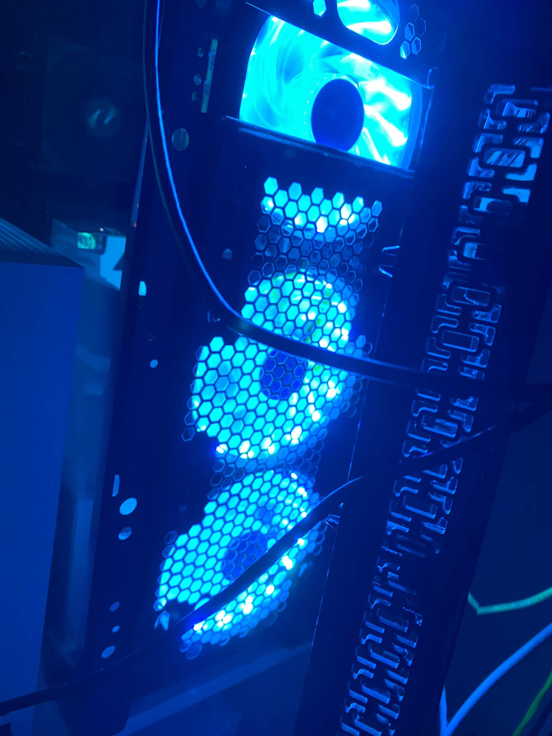 Pc Lüfter macht flatternde Geräusche warum? (Informatik, Gaming PC)