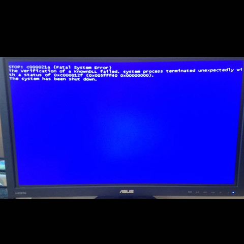 Blauer Bildschirm mit weißem Text - (Computer, Technik, PC)