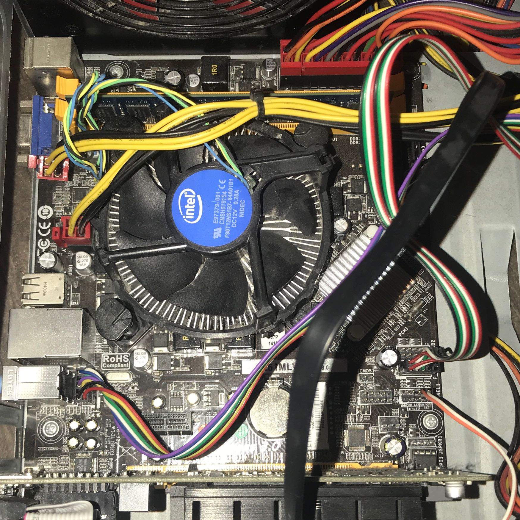 PC Startet nicht, Netzteil Lüfter dreht sich Gehäuse Lüfter auch. Woran kann das liegen
