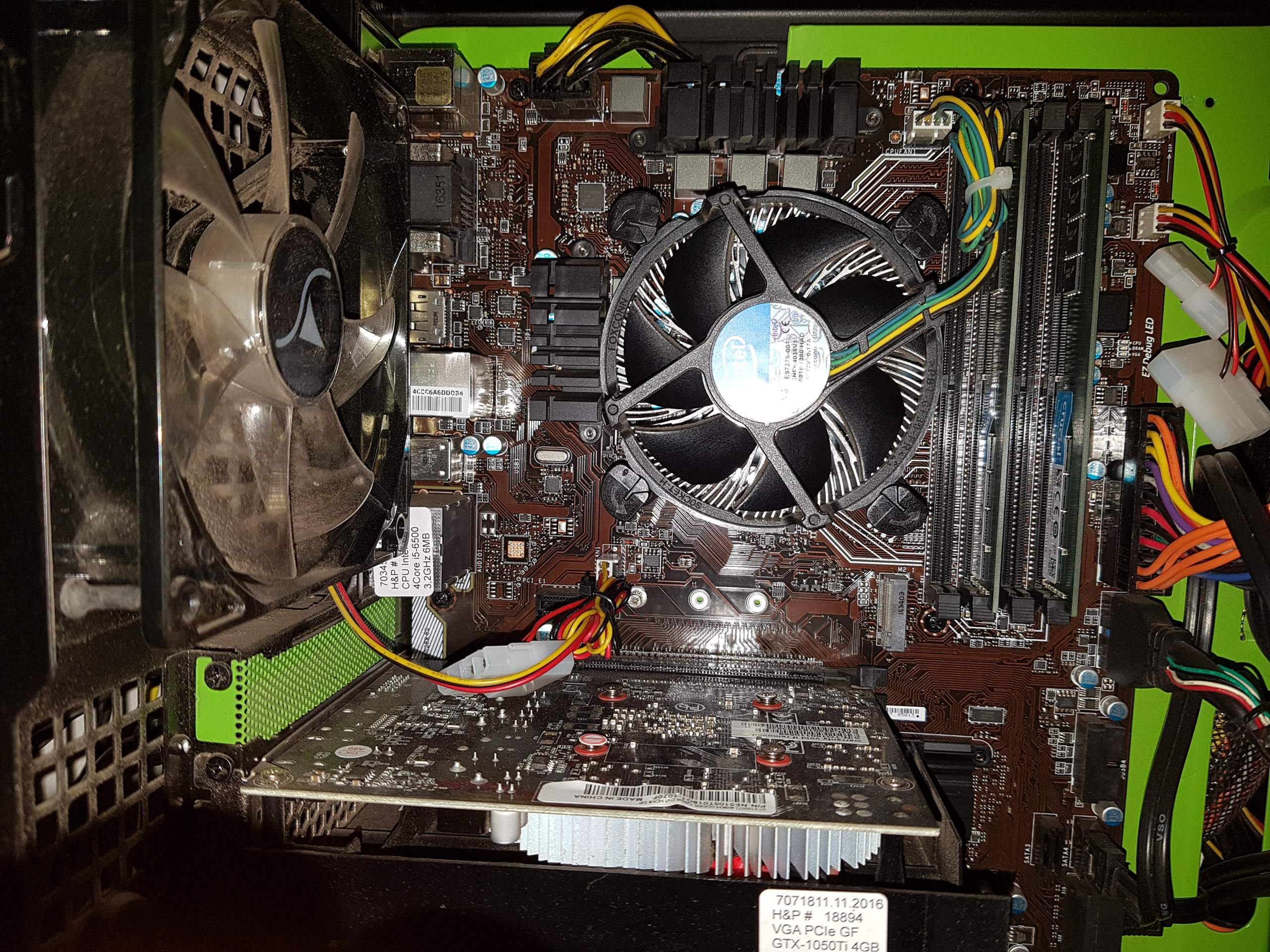 PC zeigt kein Bild und RAM und CPU Leuchte wechseln sich ab?