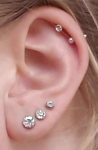  - (Gesundheit und Medizin, Piercing, Ohr)