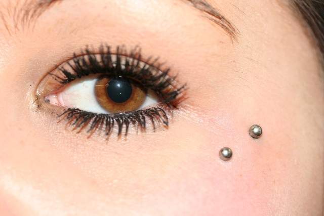 piercing auf dem wangenknochen gesicht schmuck