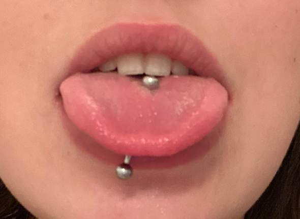 piercing nach unten schief gestochen piercer zungenpiercing piercingstudio