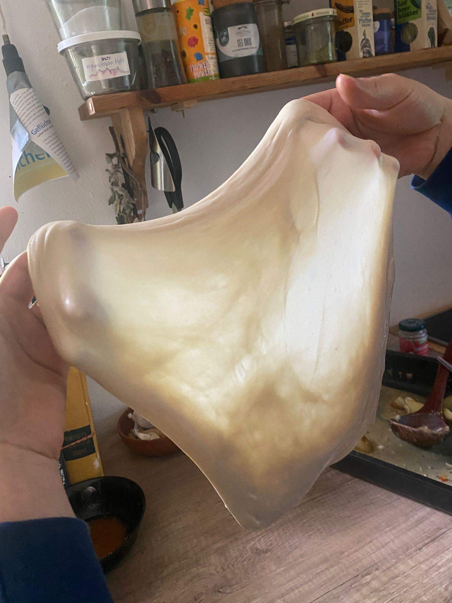 Pizzateig geht nicht auf und wird dünn wie eine Haut? (backen, Pizza, Teig) Pizzateig geht nicht auf und wird dünn wie eine Haut? (backen, Pizza, Teig)