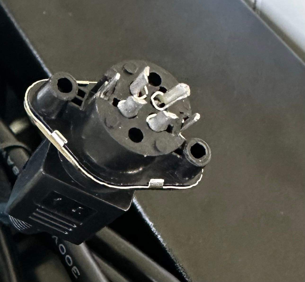 Plus und minus messen? (Physik, Elektrik, Kabel)