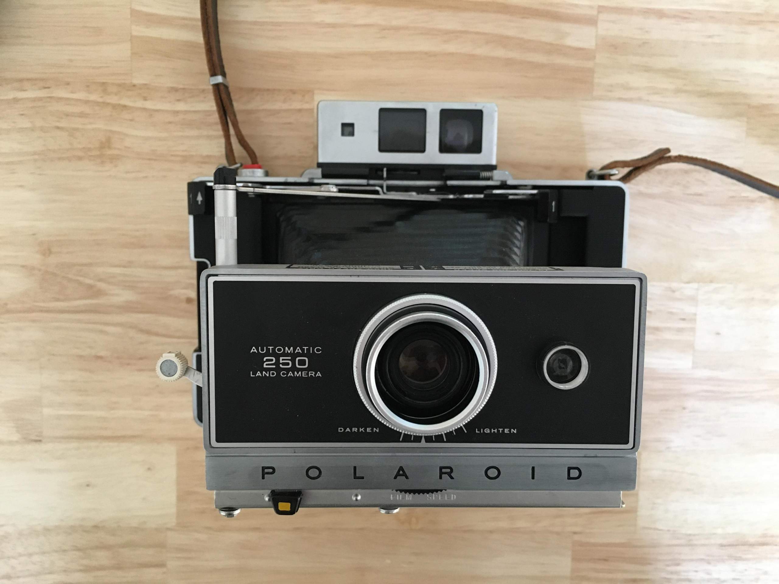 Vintage 1960s Polaroid Land 250 Instant Film Automatic Camera ( AS IS Vintage 1960s Polaroid Land 250 Instant Film Automatic Camera ( AS IS