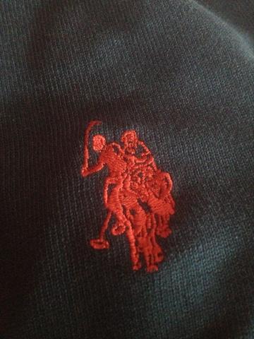 Logo auf dem Pullover - (Mode, Polo, Reiter)