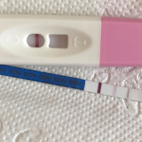 Der dünne test ist von clearblue 10 miu der andere ist ein normaler test - (schwanger, Test, Positiv)