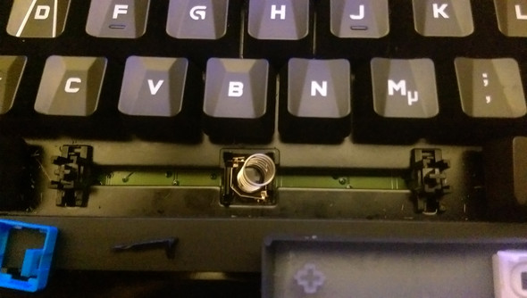 Eines der Plastikteile fehlt an dem mittleren Kontakt mit Feder. - (Reparatur, Tastatur, g910)