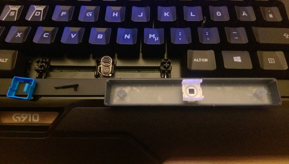 Das blaue Plastikteil ist normalerweise auf dem weißen an der Leertaste. - (Reparatur, Tastatur, g910)