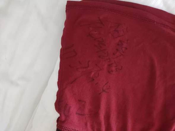 Putzfrau etwas auf Unterhose geschrieben?