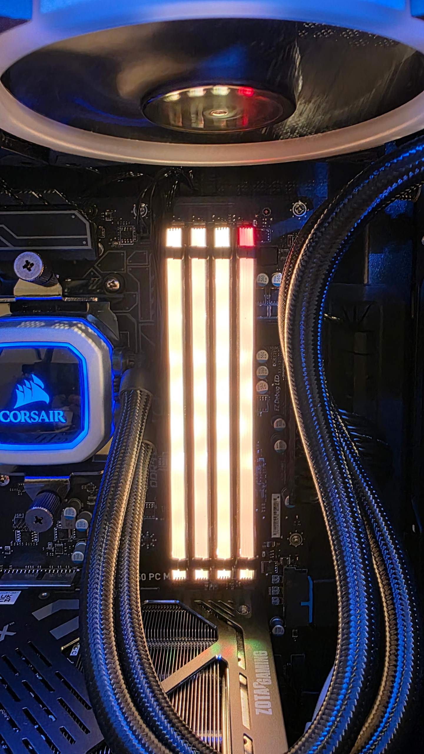 RAM Corsaire Vengeance rgb pro leuchtet oben rot bzw. anders? (Gaming ...