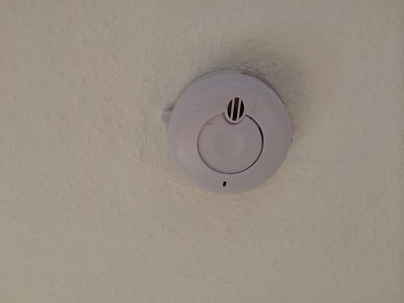 unser rauchmelder piept alle 10 sekunden was kann man dagegen tun wohnung rauchen defekt