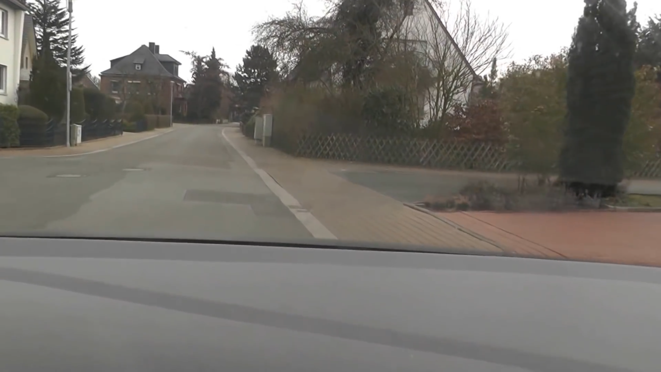Rechts vor links oder nicht? Abgesenkter Bordstein?? (Führerschein, Verkehr, Vorfahrt) Rechts vor links oder nicht? Abgesenkter Bordstein?? (Führerschein, Verkehr, Vorfahrt)