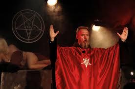 Öffentliche Vorführung der Kirche des Satans, schwarze Messe - (Schule, Internet, Religion)
