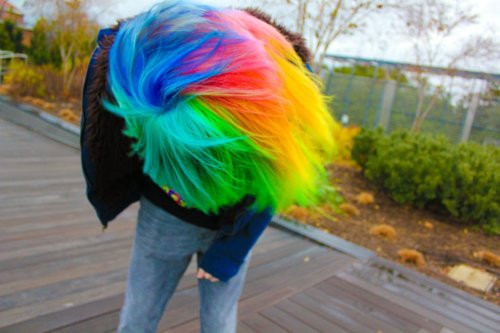 Regenbogen Haare färben frisör oder privat?