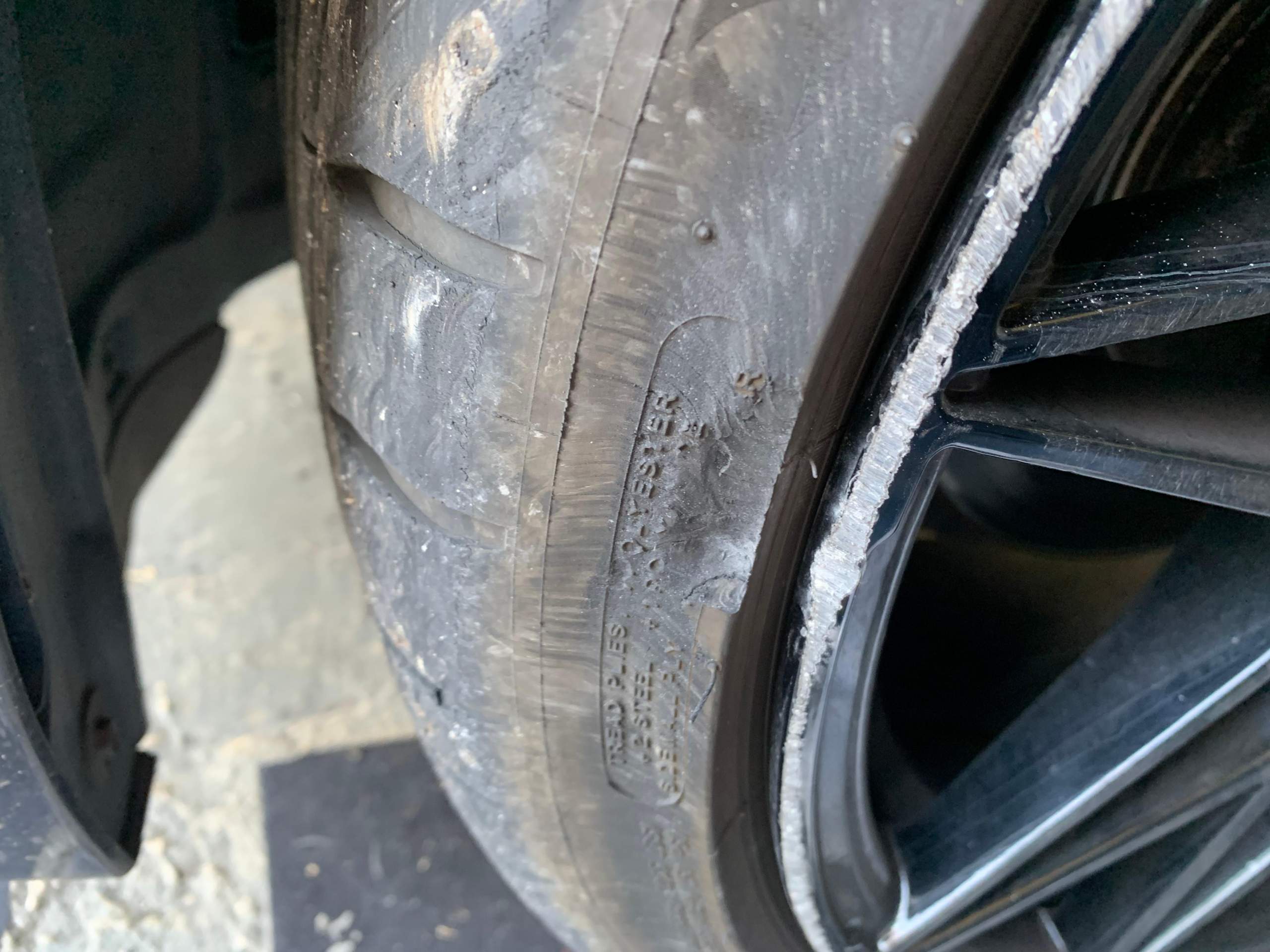 Reifen ersetzen oder ermäßigter Schaden? Auto, beschädigt)