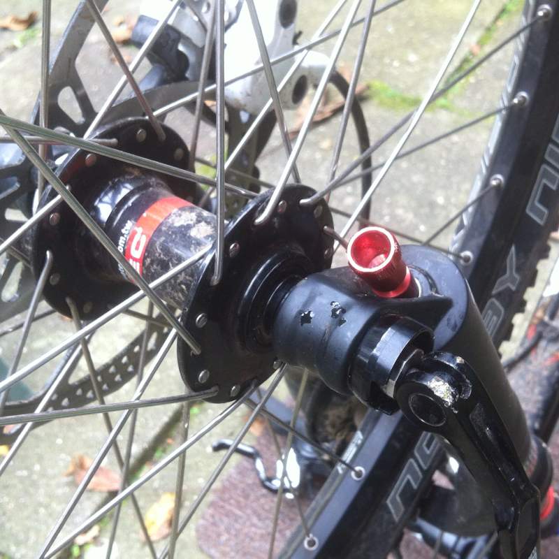 Reifen wechseln bei einem Fahrrad ohne Schnellverschluss