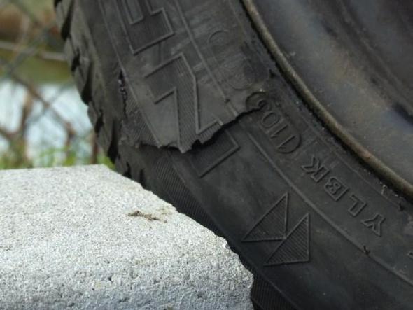 Reifen und Bordstein - (Reifen, parken, Schadensersatz)