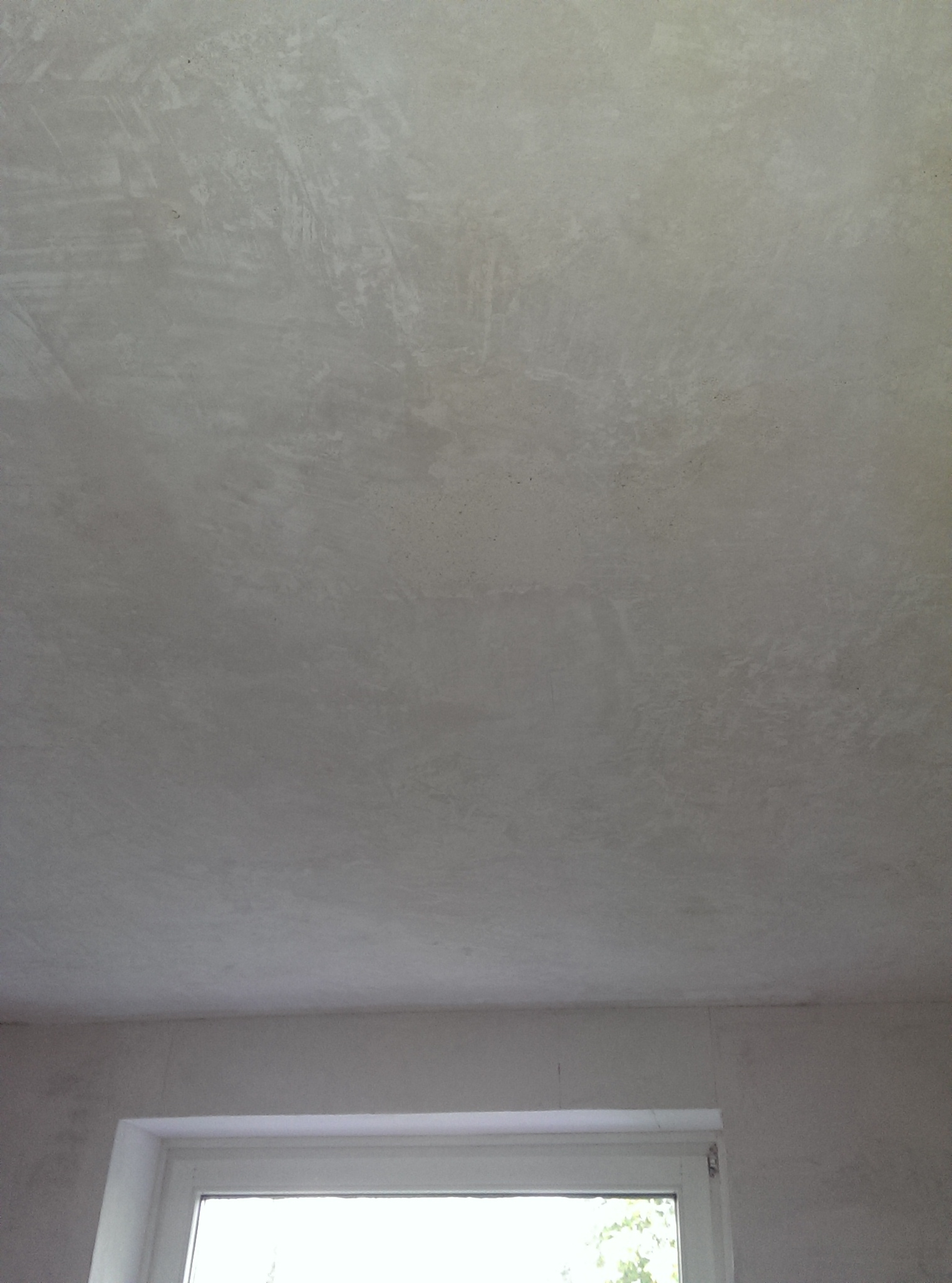 Reste von Abbeizer an der Zimmerdecke gesundheitsschädlich