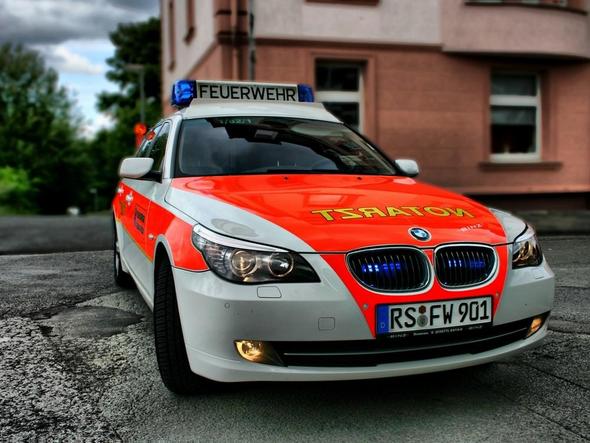 auf der motorhaube schauen - (Auto, Arzt, Feuerwehr)