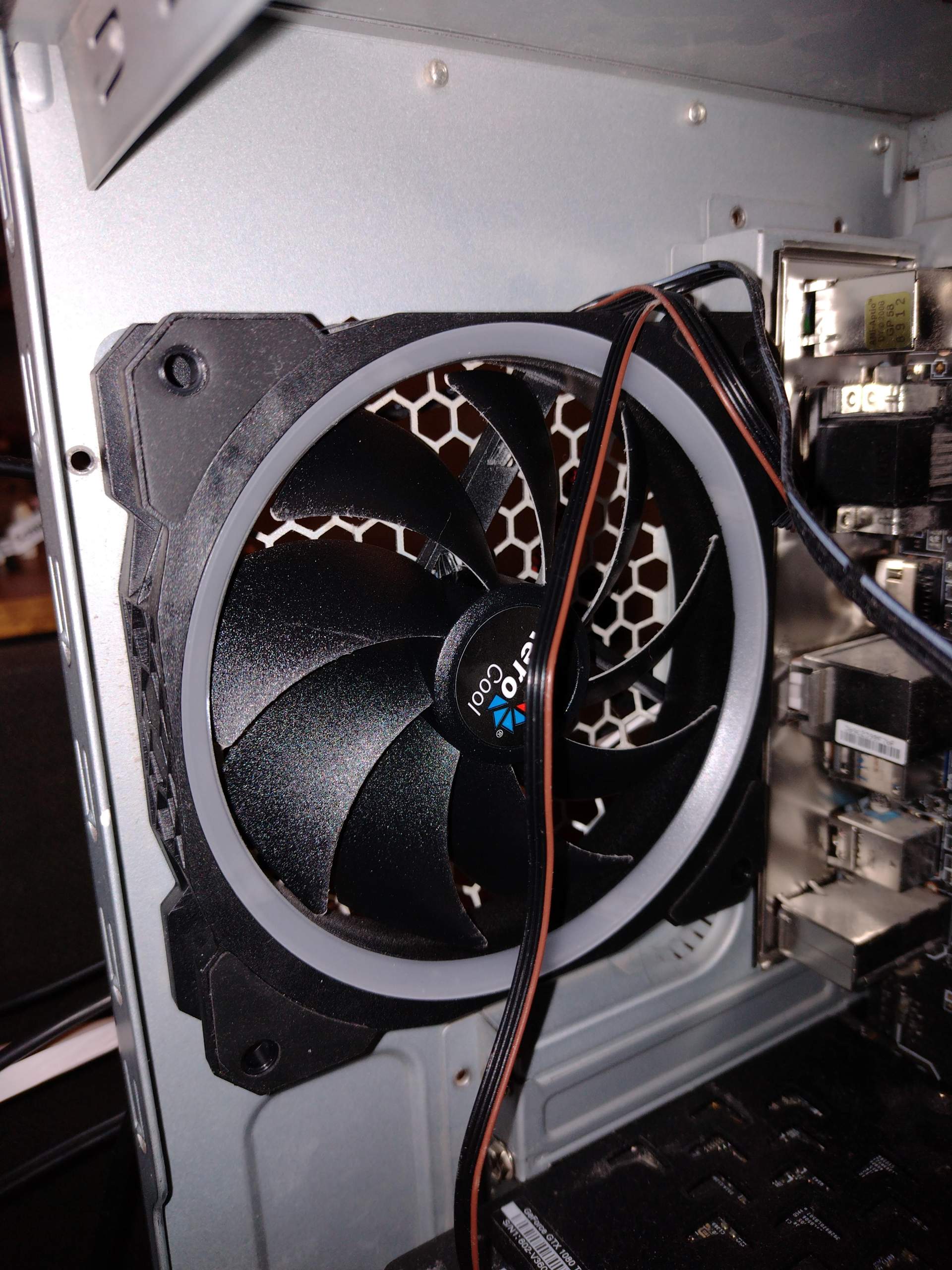 RGB Lüfter 3pin auf 4? Technik, Spiele und Gaming)