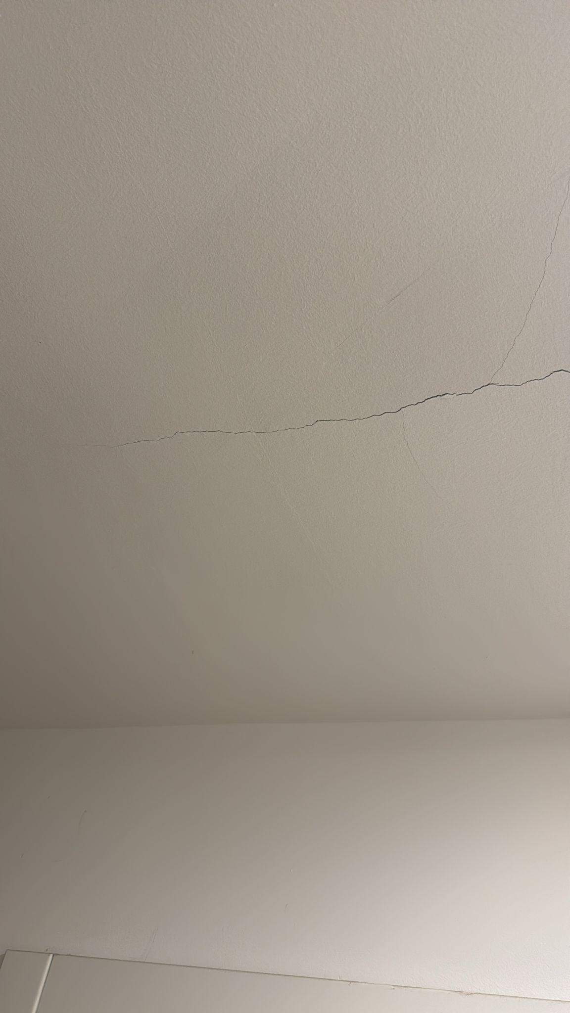 Riss an der Decke. Neubau ca. 4 Jahre alt? (Haus, risse, Risse in Wand)