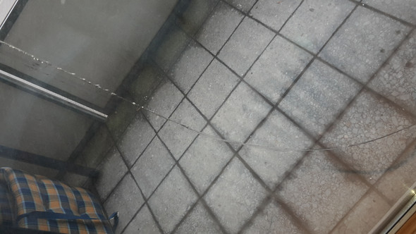 Riss Bzw Sprung In Der Fensterscheibe Wer Kommt Fur Die Kosten Auf Versicherung Mietrecht Fenster