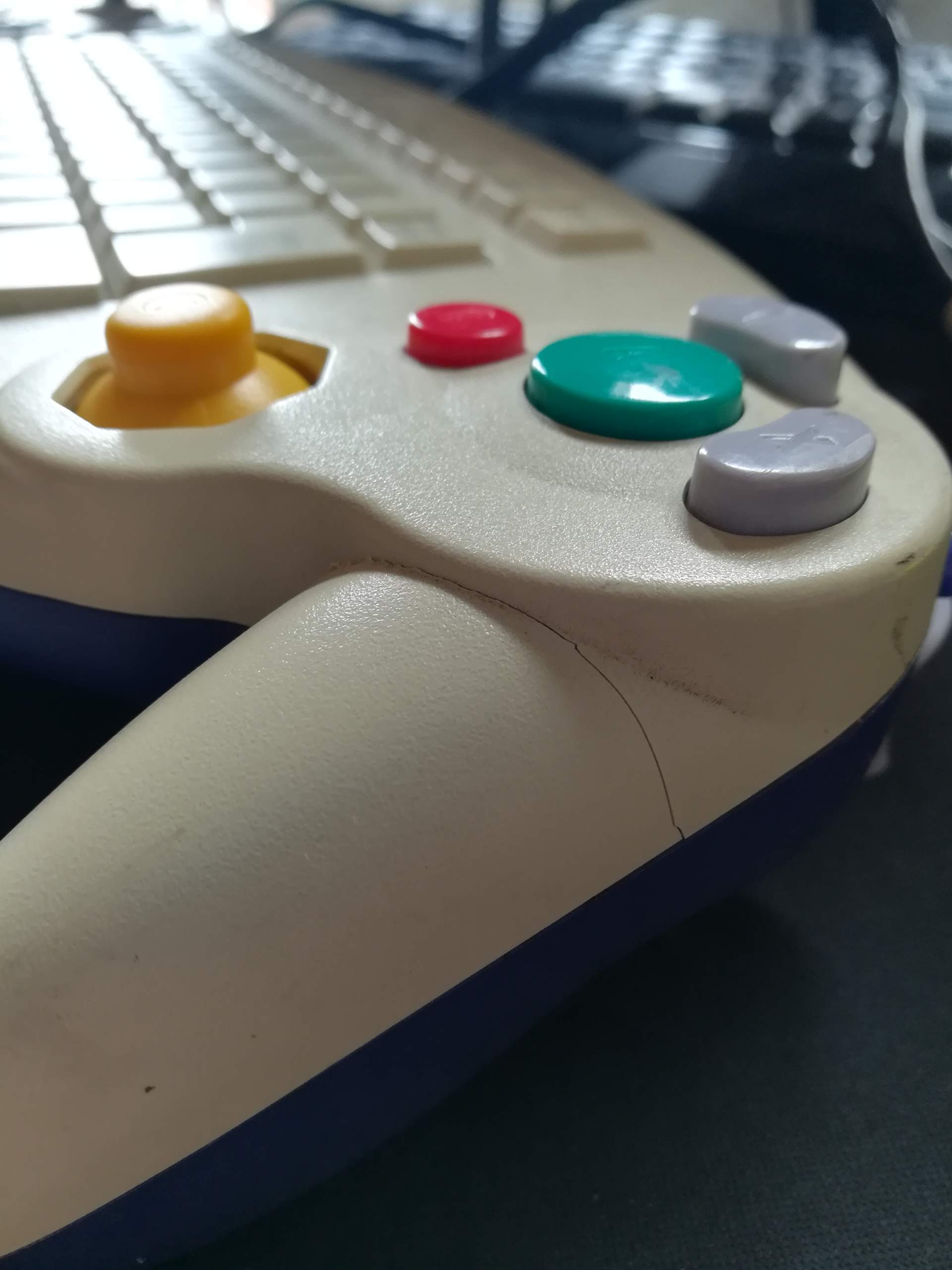 Riss im Plastik (VideospielController) entfernen/reparieren?