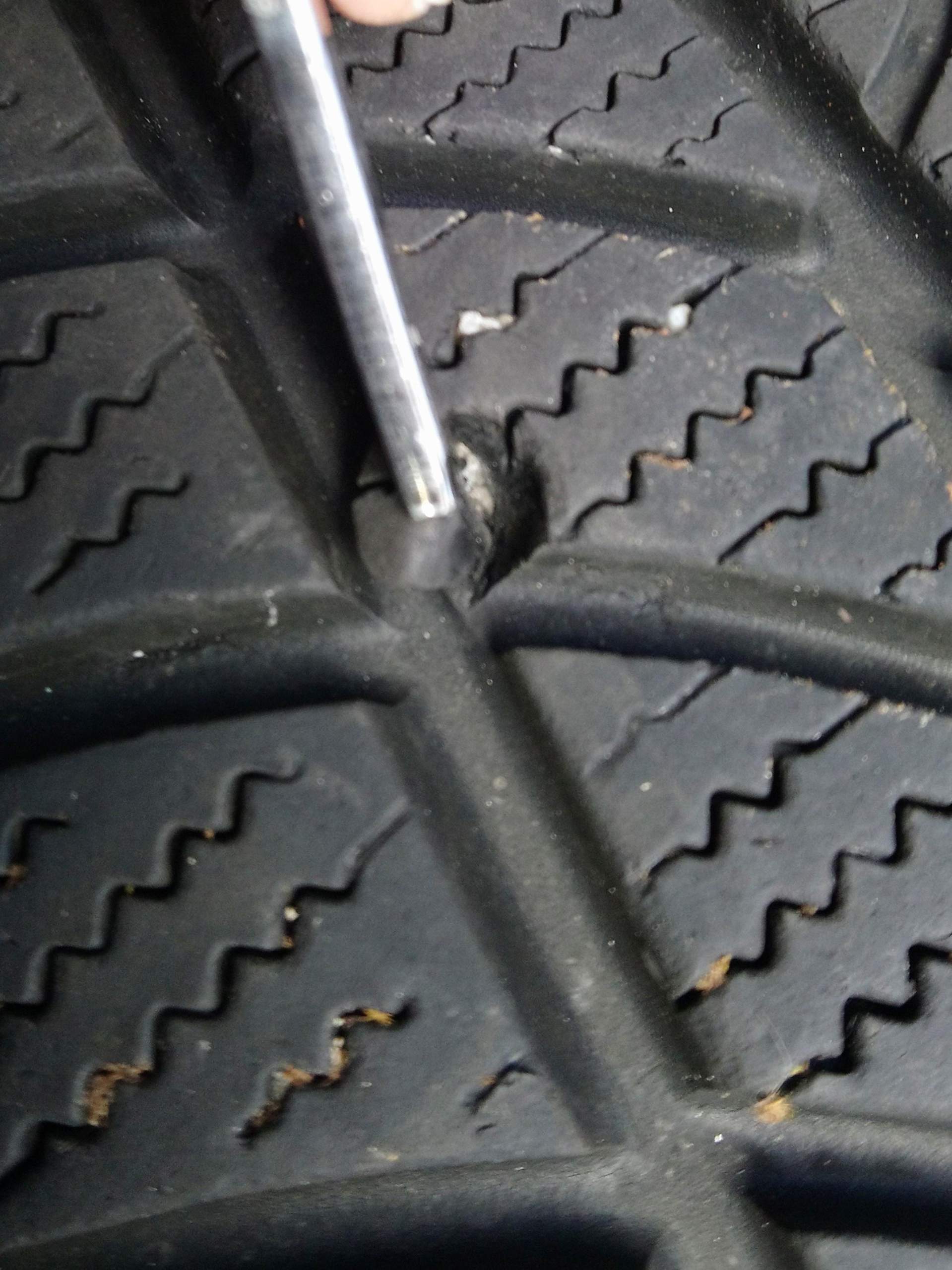 Riss im Reifenprofil - Was tun? (Auto und Motorrad, Reifen)