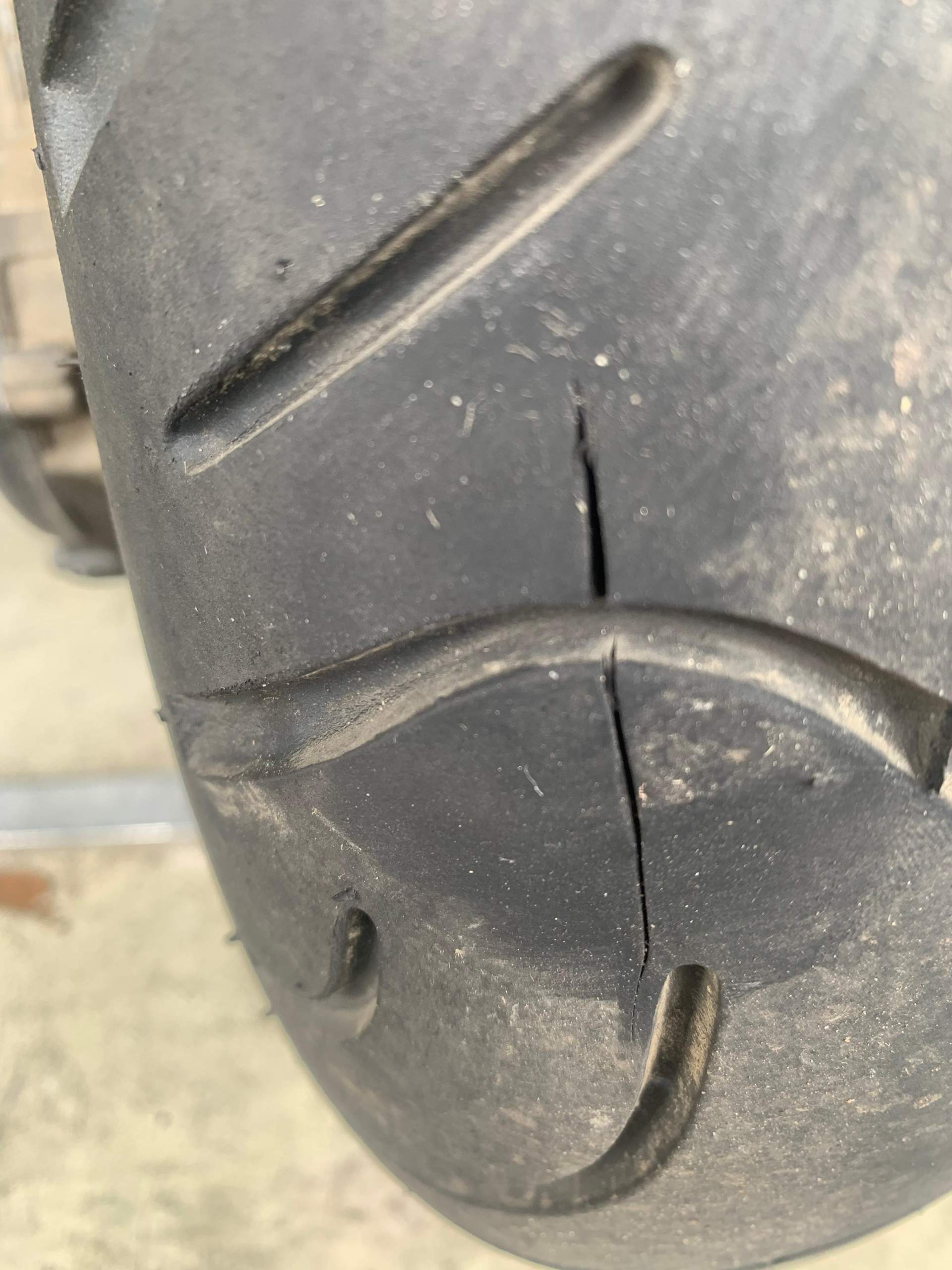 Riss im Rollereifen? (Werkstatt, Reifen)